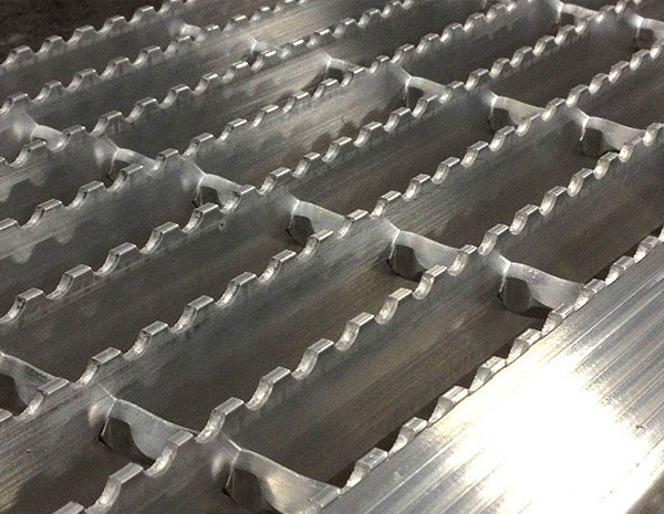 Features of serrated steel grating