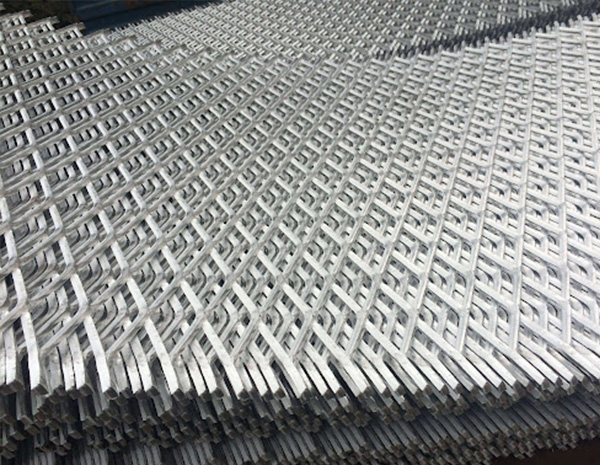 What is the difference between heavy steel plate mesh and punching mesh?